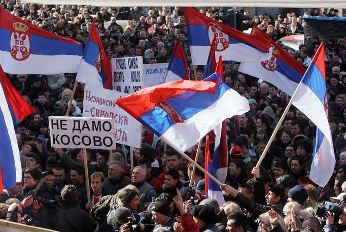 "Nedáme Kosovo" stojí na transparentu v záplavě srbských vlajek. Několik tisíc demonstrantů se sešlo v pondělí centru srbské části Kosovské Mitrovice, aby vyjádřili svůj nesouhlas s vyhlášením nezávislosti Kosova.