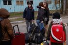 Ukrajinci se snaží děti z Ruska repatriovat s pomocí Červeného kříže a humanitárních organizací. Kyjev odhaduje, že v Rusku je nyní skoro dvacet tisíc nezletilých Ukrajinců, které tam deportovali okupanti s tím, že budou dáni k adopci, protože na Ukrajině je údajně nikdo nechce.