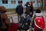 Ukrajinci se snaží děti z Ruska repatriovat s pomocí Červeného kříže a humanitárních organizací. Kyjev odhaduje, že v Rusku je nyní skoro dvacet tisíc nezletilých Ukrajinců, které tam deportovali okupanti s tím, že budou dáni k adopci, protože na Ukrajině je údajně nikdo nechce.