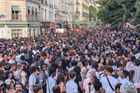Série útoků na hudebním festivalu. 145 lidí napadli injekční stříkačkou