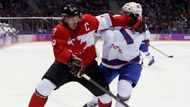 Sidney Crosby (vlevo) se snaží zbavit dotěrného obránce Henrika Odegaarda.