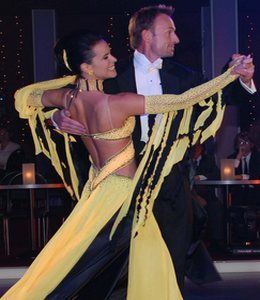 Během přímého přenosu je pár pod drobnohledem profesionální poroty.