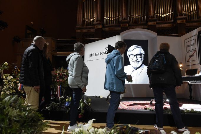 Poslední rozloučení s hercem a prezidentem karlovarského festivalu Jiřím Bartoškou. Pietní místo na pódiu Rudolfina, kam lidé nosí květiny, je replikou jeho kanceláře.