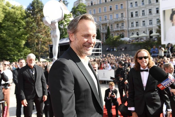 Peter Sarsgaard to u fanoušků vyhrál. Zdravil se s nimi nezvykle dlouho a užíval si to.