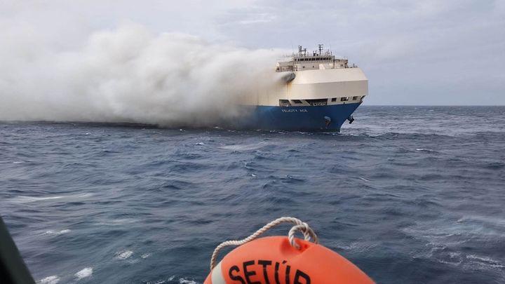 Loď se 4000 auty skupiny VW už nehoří. Jsou na ní i poslední Lamborghini Aventador; Zdroj foto: Portuguese Navy (Marinha Portuguesa)