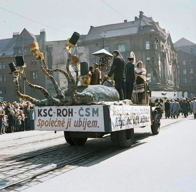 Alegorický vůz v prvomájovém průvodu v roce 1951 v Ostravě.