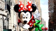 Disneyho balón s Minnie Mouse se vznáší nad New Yorkem a těší malé i velké fanoušky.​