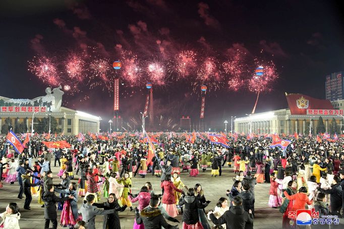 KLDR představila nové zbraně. Vojenskou přehlídkou zakončila sjezd vládnoucí Korejské strany práce.