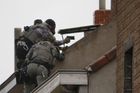 Foto: Hon na teroristu. Policie hledala v belgickém Molenbeeku útočníka z Paříže