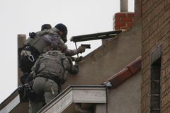 Policie našla skrýš teroristů z Paříže. Nejhledanější muž Evropy se tam schovával po útocích