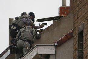 Foto: Hon na teroristu. Policie hledala v belgickém Molenbeeku útočníka z Paříže