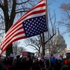Odpůrci Trumpa protestují u Kongresu na podporu impeachmentu.