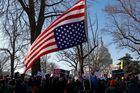 Americká Sněmovna reprezentantů ve středu podle očekávání schválila ústavní žalobu na Donalda Trumpa. Během dne se v různých městech USA sešli lidé protestující proti prezidentovi a požadující jeho odvolání.