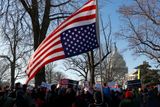 Americká Sněmovna reprezentantů ve středu podle očekávání schválila ústavní žalobu na Donalda Trumpa. Během dne se v různých městech USA sešli lidé protestující proti prezidentovi a požadující jeho odvolání.