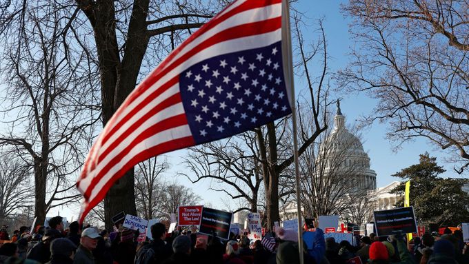 Odpůrci Trumpa protestují u Kongresu na podporu impeachmentu.
