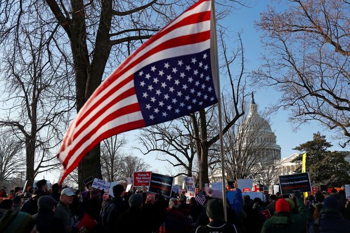 Odpůrci Trumpa protestují u Kongresu na podporu impeachmentu.