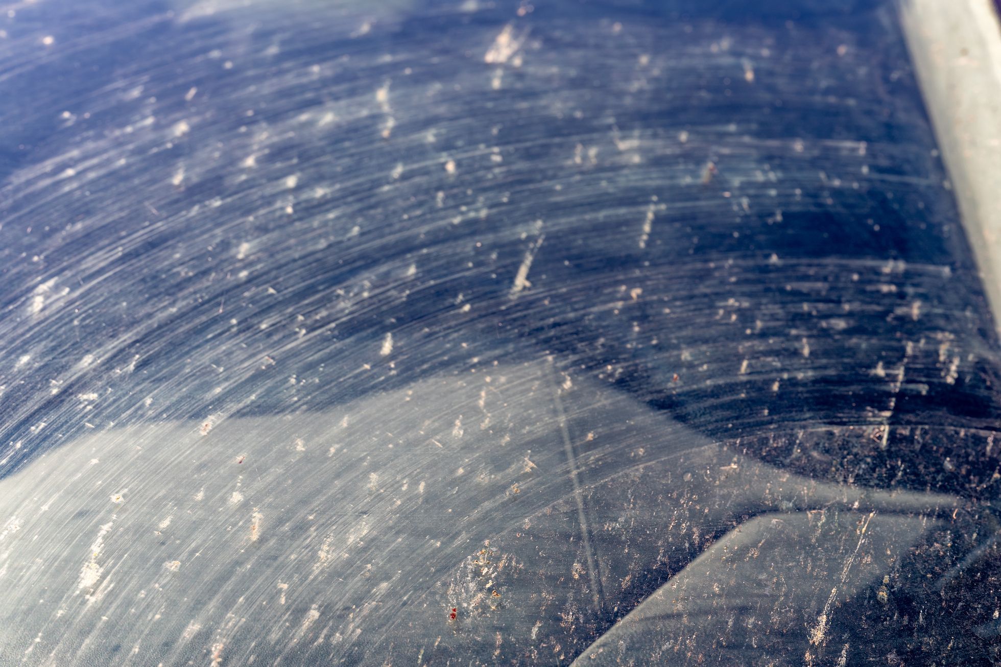 Čelní sklo, špína, stěrač, ostřikovač, kapalina do ostřikovačů