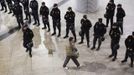 A passenger passes a line of police at Atocha rail station during a 24-hour nationwide general strike in Madrid, November 14, 2012. Spanish and Portuguese workers staged the first coordinated strike across the Iberian peninsula on Wednesday, shutting down transport, grounding flights and closing schools to protest austerity measures and tax hikes. REUTERS/Paul Hanna (SPAIN - Tags: POLITICS CIVIL UNREST BUSINESS EMPLOYMENT TRANSPORT) Published: Lis. 14, 2012, 9:28 dop.