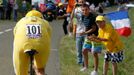 Britský cyklista Bradley Wiggins si jede pro vítězství během 19. etapy Tour de France 2012.