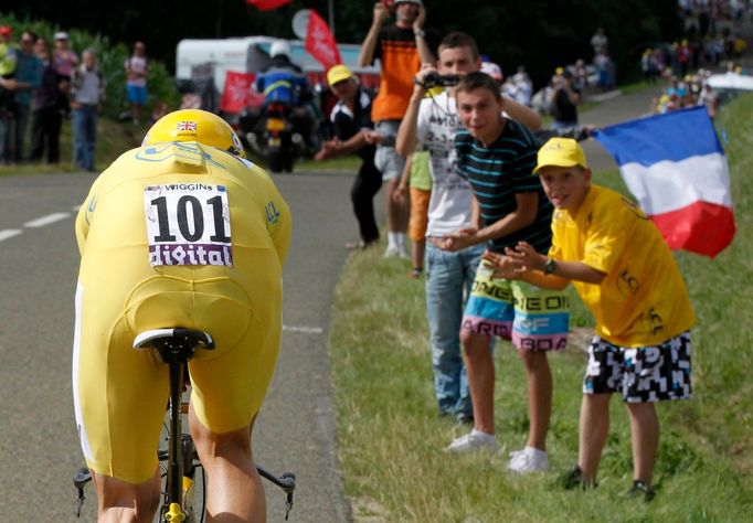 Britský cyklista Bradley Wiggins si jede pro vítězství během 19. etapy Tour de France 2012.