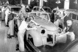 Snad největším přínosem ze strany General Motors byla špičková výrobní technologie a vůbec logistika, dále finanční transfery v těžkých dobách světové hospodářské krize i poválečné rekonstrukce. Na snímku linka v Rüsselsheimu roku 1950.
