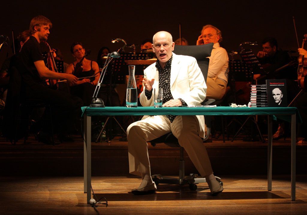 John Malkovich v Ďábelské komedii