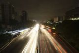Auta míjící tmavé budovy během výpadku elektrického proudu v Sao Paulu