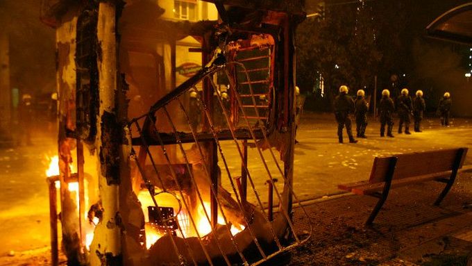 Po roce se situace v Athénách opakuje.