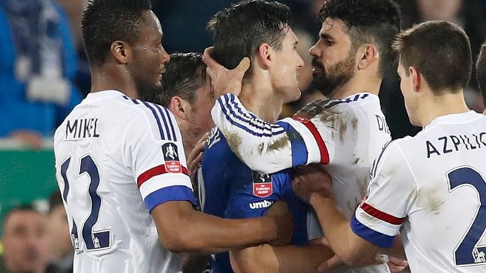 Costa v objetí s Garethem Barrym ve včerejším čtvrtfinále FA Cupu.