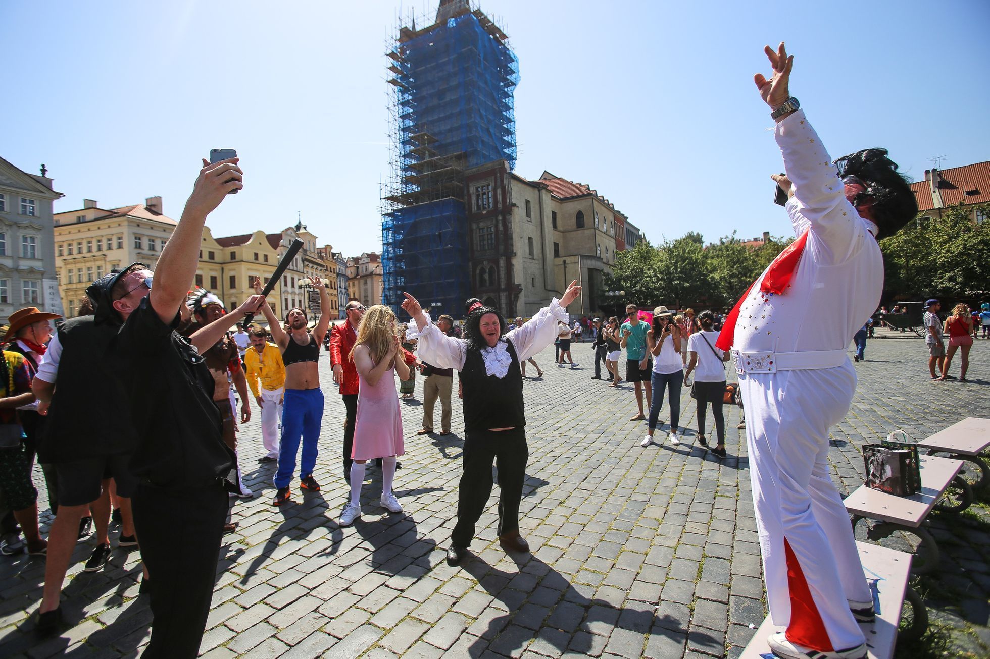 Vedro v Praze; teplo, slunce, voda, léto, turisté, koupání, osvěžení, žár, Žluté lázně, Staroměstské náměstí
