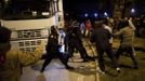 Picketers (R) clash with riot police officers as they try to stop a truck (L) at the entrance of Malaga's main food warehouse "MercaMalaga", during the start of a nationwide general strike in Malaga, southern Spain early November 14, 2012. Spanish and Portuguese workers will stage the first coordinated general strike across the Iberian Peninsula on Wednesday, shutting transport, grounding flights and closing schools to protest against spending cuts and tax hikes. REUTERS/Jon Nazca (SPAIN - Tags: BUSINESS EMPLOYMENT CIVIL UNREST POLITICS) Published: Lis. 14, 2012, 7:39 dop.