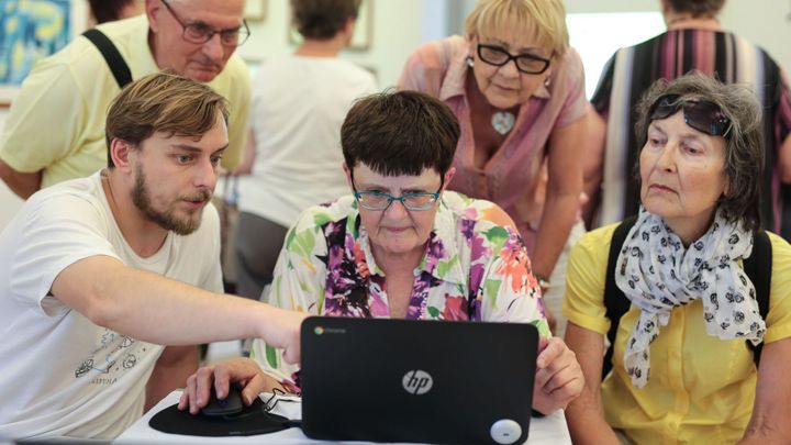 I důchodci musí platit daně. Jsou ale způsoby, jak se mohou daňovému přiznání vyhnout