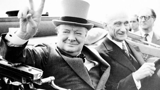 Winston Churchill už jako bývalý britský premiér roku 1946 při oslavách ve Francii.