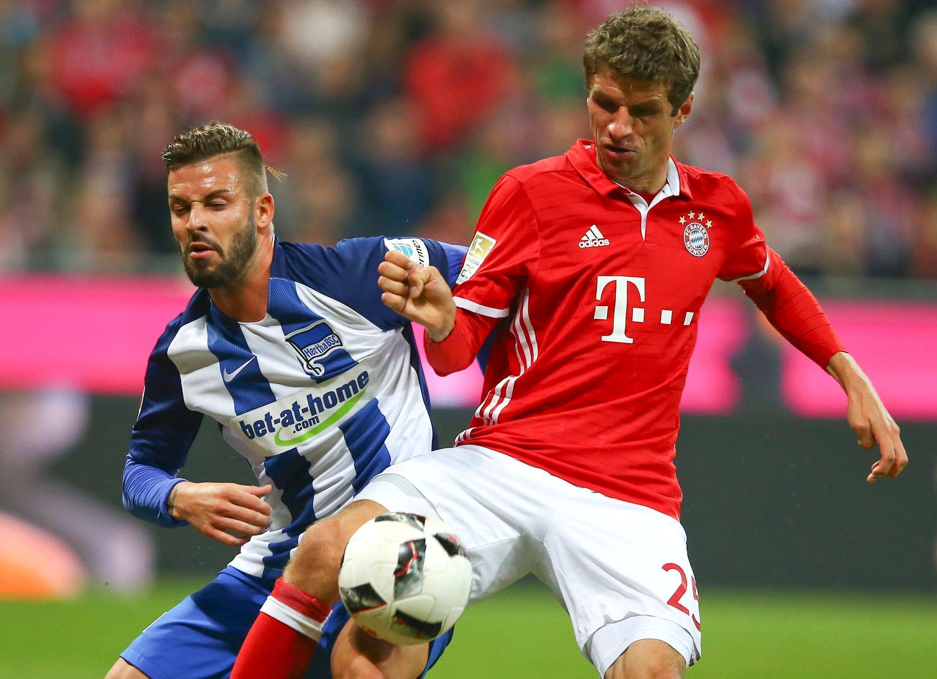 Bundesliga: Bayern vs Hertha: Thomas Müller a Marvin Plattenhardt