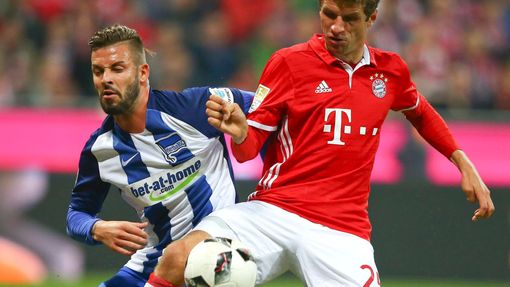 Bundesliga: Bayern vs Hertha: Thomas Müller a Marvin Plattenhardt