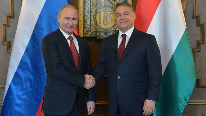 Putin a Orbán pózují při návštěvě ruského prezidenta v Budapešti.