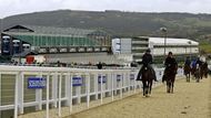 Dostihový jezdci v Cheltenhamu opouští opouštějí startovací zařízení. Ve středu se v Prestbury Parku závodit kvůli větru nebude.