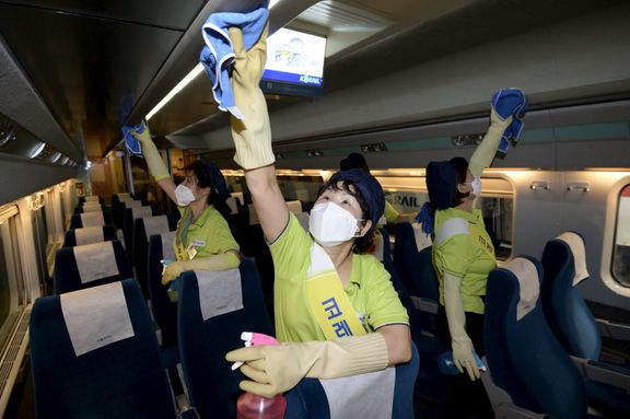 Zaměstnanci dezinfikují vnitřek vlaku ve stanici v jihokorejském Soulu.