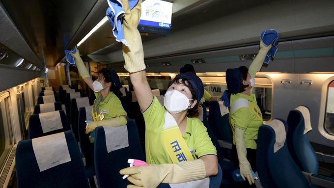 Dezinfekce jihokorejského vlaku.