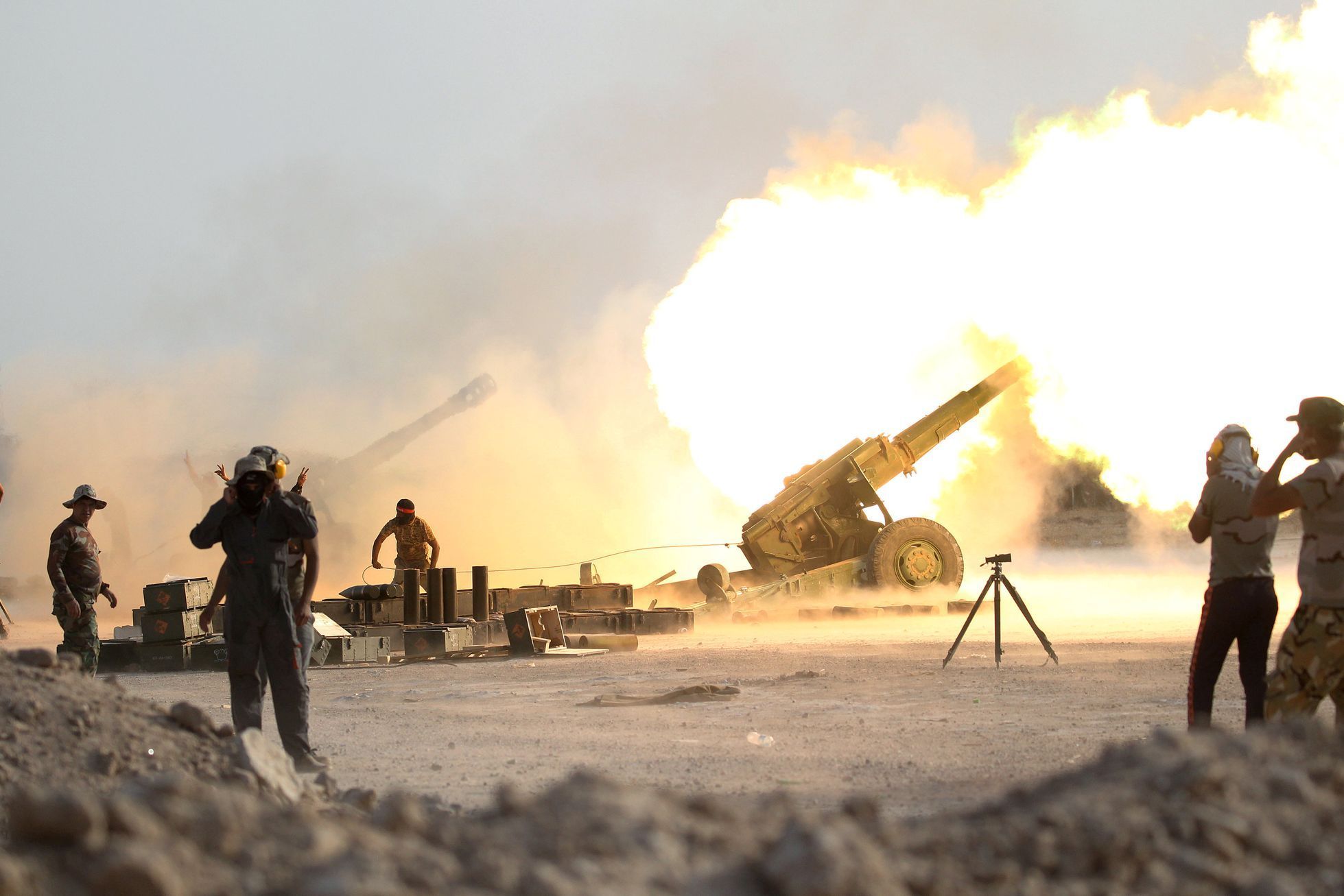 Irácká armáda ostřeluje Fallúdžu.