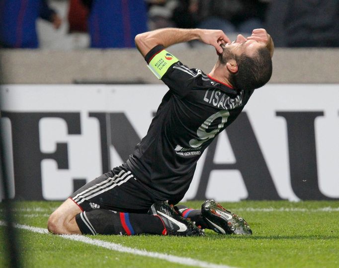 Fotbalista Olympique Lyon Lisandro López slaví gól proti Athleticu Bilbao v utkání Evropské ligy 2012/13.