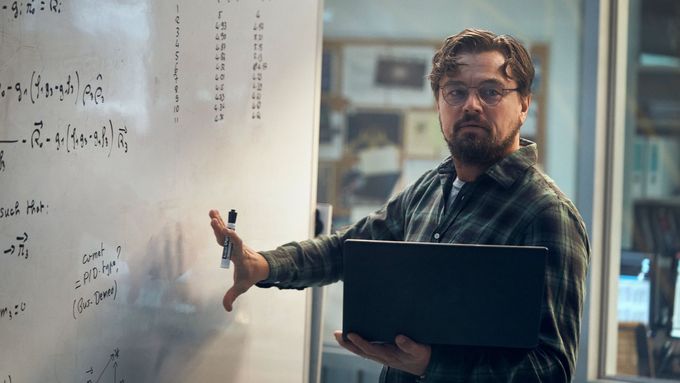 Leonardo DiCaprio jako doktor Randall Mindy.