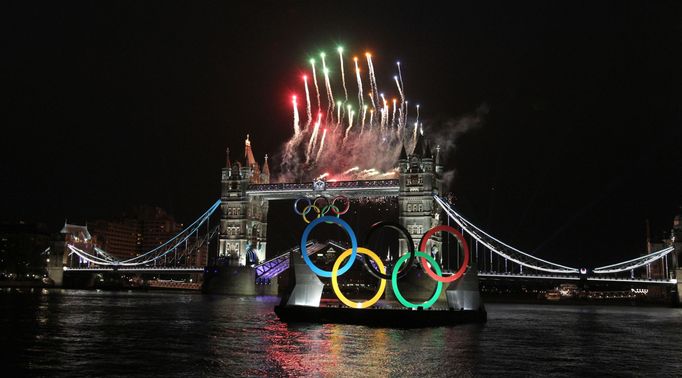 Proměna Tower Bridge pro zahajovací ceremoniál OH 2012 v Londýně.