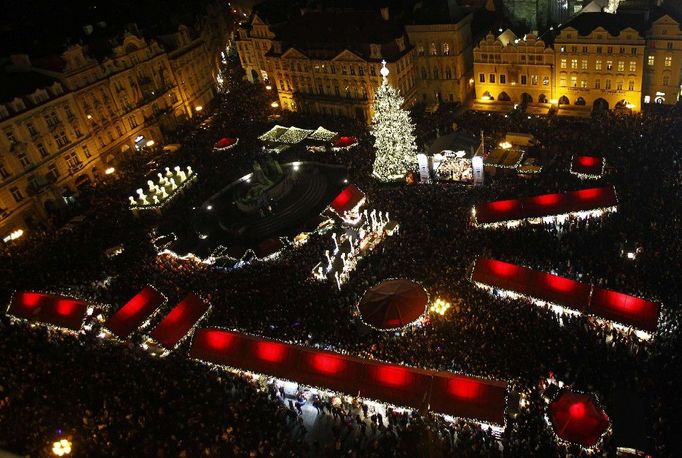 Letošní vánoční strom na Staroměstském náměstí pochází z Kladenska. 70 let rostl v chatové osadě v Malých Kyšicích. Jde o smrk ztepilý a jeho původní výška dosahovala 29 metrů. Pro potřeby náměstí musel být o sedm metrů zkrácen.