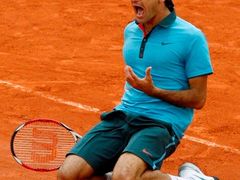 Roger Federer se raduje z premiérového titulu v Roland Garros.