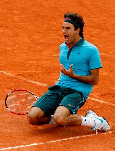 Roger Federer se raduje z premiérového titulu v Roland Garros.