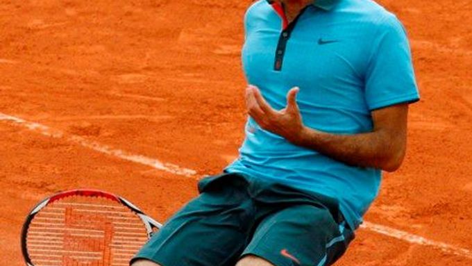 Roger Federer se raduje z premiérového titulu v Roland Garros.