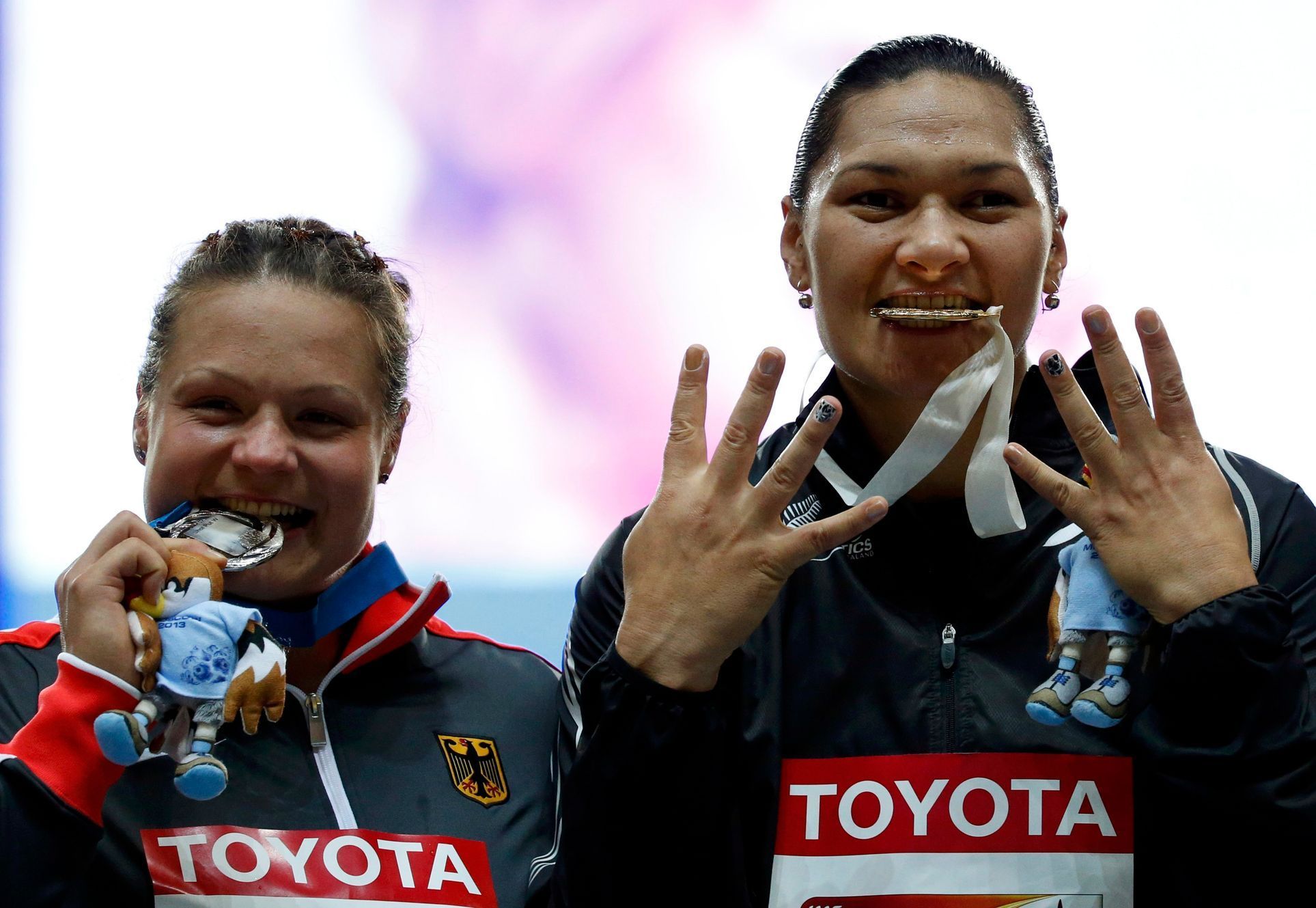 Schwanitzová a Adamsová se radují z medailí ve vrhu koulí na MS 2013