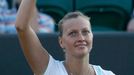 Česká tenistka Petra Kvitová děkuje publiku po vítězství nad Britkou Elenou Baltachaovou během Wimbledonu 2012.