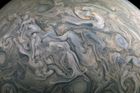Snímek z dalekého vesmíru. Sonda Juno americké NASA na něm zachytila chvějící se atmosféru Jupiteru.